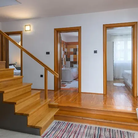 Monte Magno Villa Pola